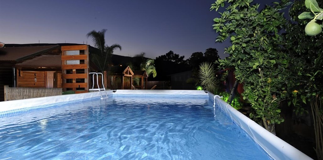 אצולת הכפר חצר ובריכה (3).JPG