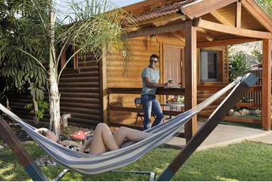 אצולת הכפר - החצר והבריכה