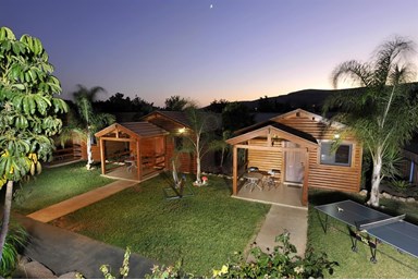 אצולת הכפר - החצר והבריכה