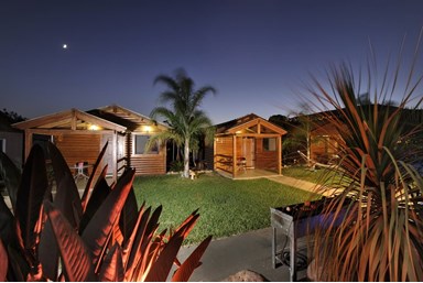 אצולת הכפר - החצר והבריכה