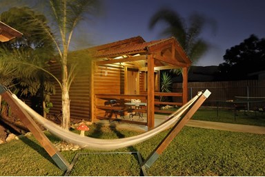 אצולת הכפר - החצר והבריכה