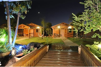 אצולת הכפר - החצר והבריכה