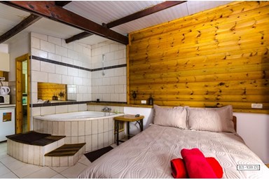 בצל הפסיפלורה - בקתת העץ הזוגית