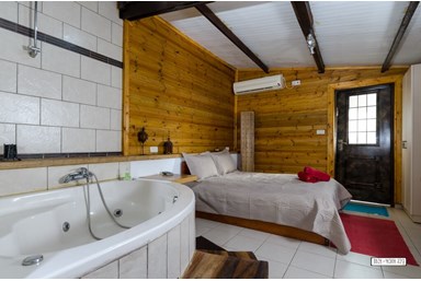 בצל הפסיפלורה - בקתת העץ הזוגית