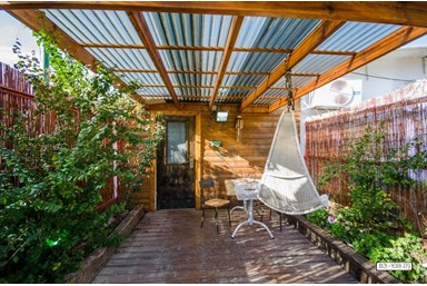 בצל הפסיפלורה - בקתת העץ הזוגית