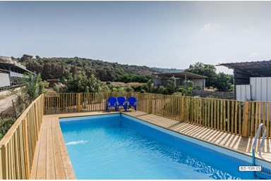 בצל הפסיפלורה - חצר המתחם