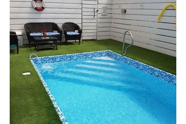 בצל הדקלים - בקרבת מקום