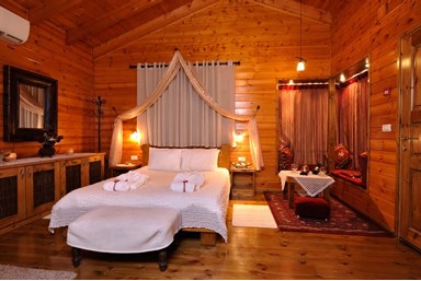 בקתות אור הקרן - הבריכה, הסאונה והחצר