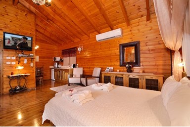 בקתות אור הקרן - הבריכה, הסאונה והחצר