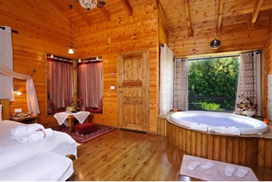 בקתות אור הקרן - הבריכה, הסאונה והחצר