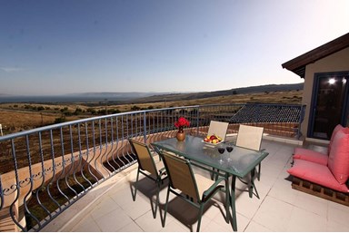 בקתות ארץ כנרת - החצר והנוף