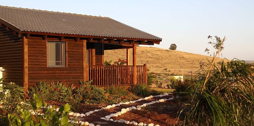 בקתות ארץ כנרת חצר ונוף (5).jpg