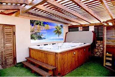 Sweet Amor - סוויט אמור - בריכה וג'קוזי בחצר