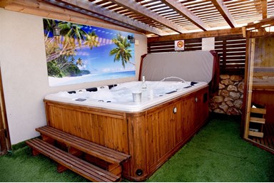 Sweet Amor - סוויט אמור - בריכה וג'קוזי בחצר