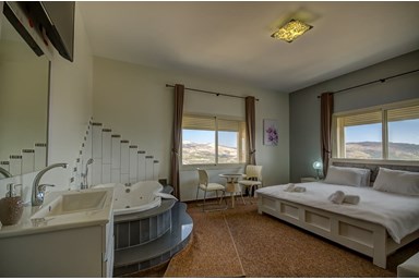 מרכז הירח - Moon Center