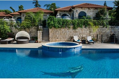 אחוזת רנסנס - החצר והבריכה