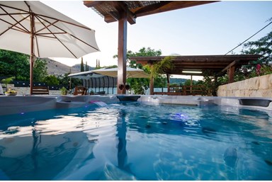 אחוזת רנסנס - החצר והבריכה