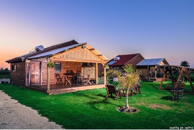 רחש הגלים - צימר ליד הים - בקתות העץ