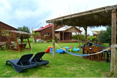 רחש הגלים - צימר ליד הים - החצר 