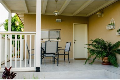 צימר אחוזה בכפר - החצר והבריכה