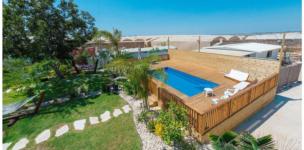 צימר אחוזה בכפר החצר והבריכה (2).jpg