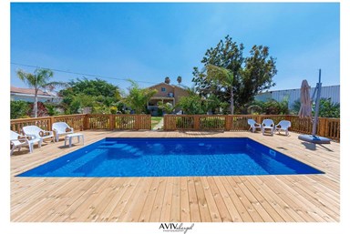 צימר אחוזה בכפר - החצר והבריכה