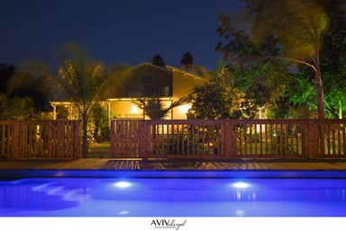 צימר אחוזה בכפר - החצר והבריכה