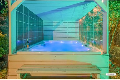 סוויטות בר בגולן - הג'קוזי והבריכה