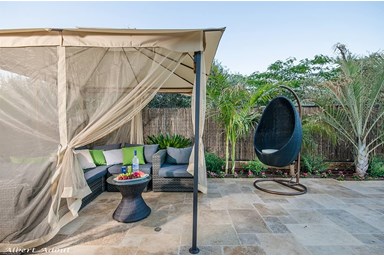 טיטי - סוויטות ראש פינה - החצר והבריכה