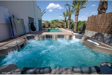 טיטי - סוויטות ראש פינה - החצר והבריכה