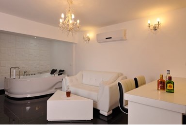 זריחת הירדן בכנרת - החצר והבריכה