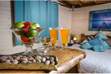 תמר על הים - בקתת שקד