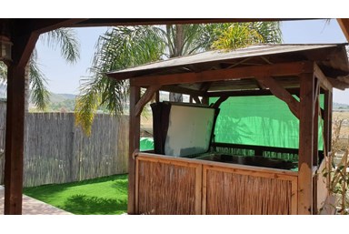 אוויר הרים - החצר והבריכה