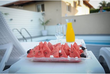 אחוזת דור - מתחם החוץ והבריכה