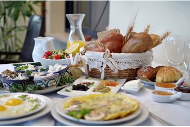 מיקי'ס אירוח - ארוחת הבוקר מול הנוף