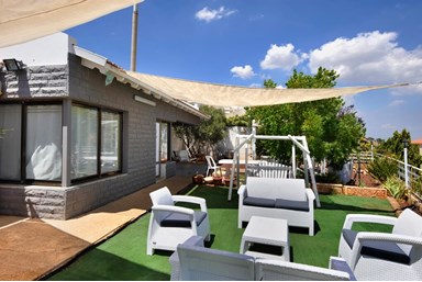 קשת מול כנרת - החצר והבריכה