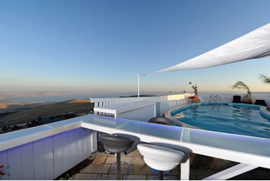 קשת מול כנרת - החצר והבריכה