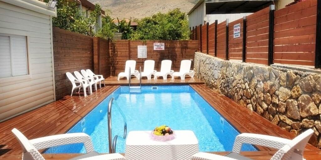 בקתות שרון הבריכה והחצר (1).jpg