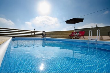 נוף לאהבה - החצר והבריכה