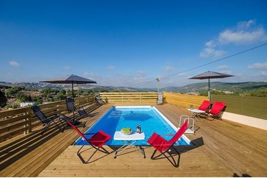 נוף לאהבה - החצר והבריכה