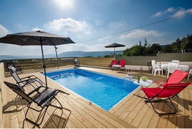 נוף לאהבה - החצר והבריכה