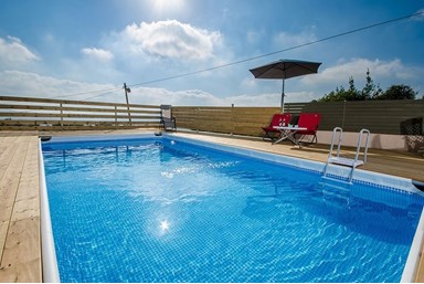 נוף לאהבה - החצר והבריכה