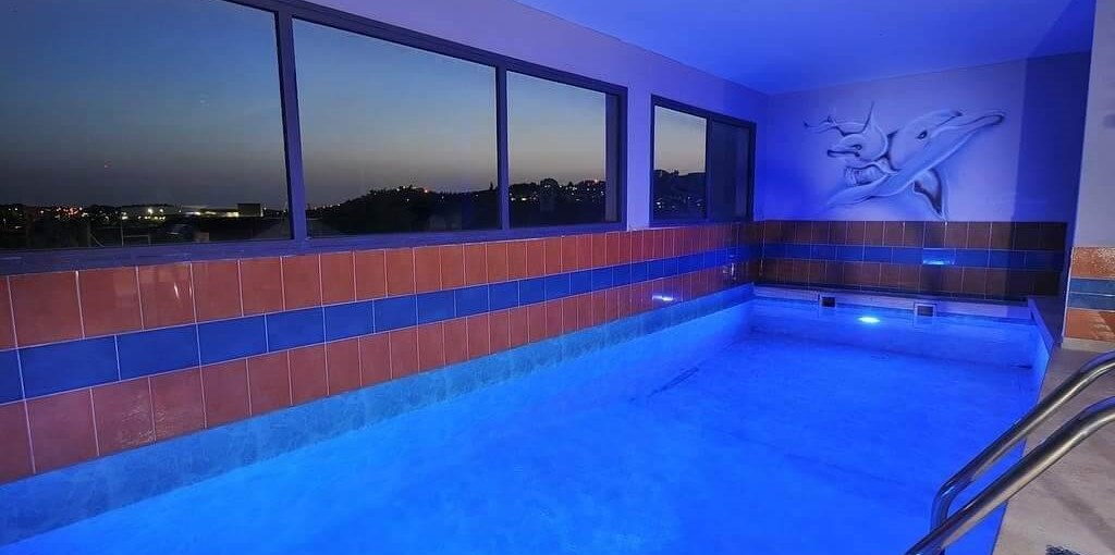 הולידיי פלייס - Holiday Place חצר ובריכה (5).jpeg