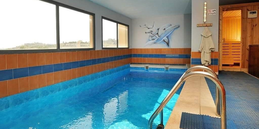 הולידיי פלייס - Holiday Place חצר ובריכה (6).jpeg