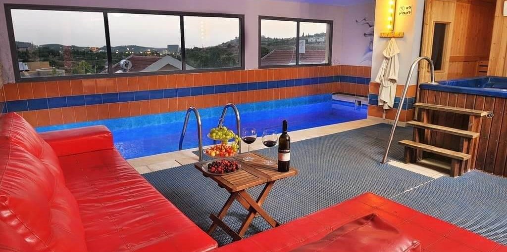 הולידיי פלייס - Holiday Place חצר ובריכה (8).jpeg