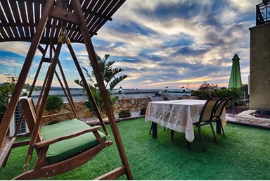 סוויטה מוריה - החצר והבריכה 