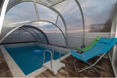 סוויטה מוריה - החצר והבריכה 