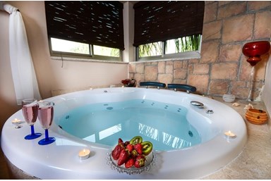 אהבה במושבה - הסוויטה האדומה 