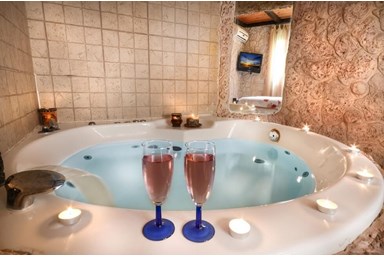 אהבה במושבה - מערת האהבה 