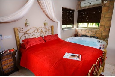 אהבה במושבה - הסוויטה האדומה 